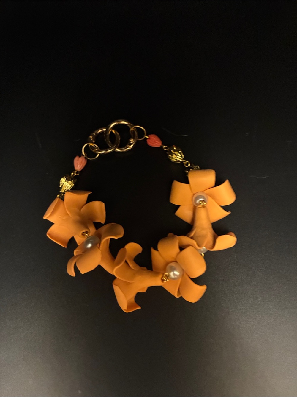 Orange Puakenikeni lei With Pearl Accents And Pikake Purse Charm - Picture 3 of 3